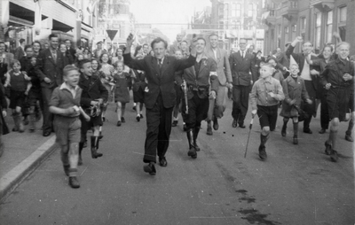 97652 Afbeelding van het opbrengen van een N.S.B.-er, in de Burgemeester Reigerstraat te Utrecht, door leden van de ...